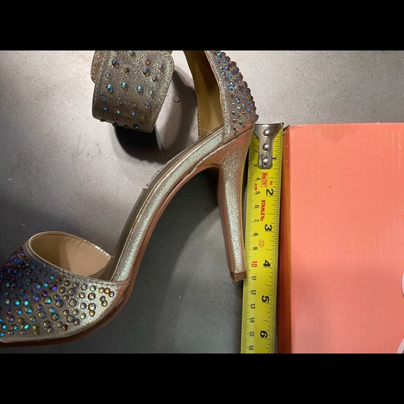 Touch Ups by Benjamin Walk 7M Heels Champagne - Picture 7 of 7